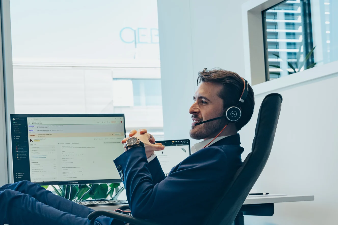 Recruiter von AdVenture Marketing mit Headset im Gespräch mit einer Fachkraft