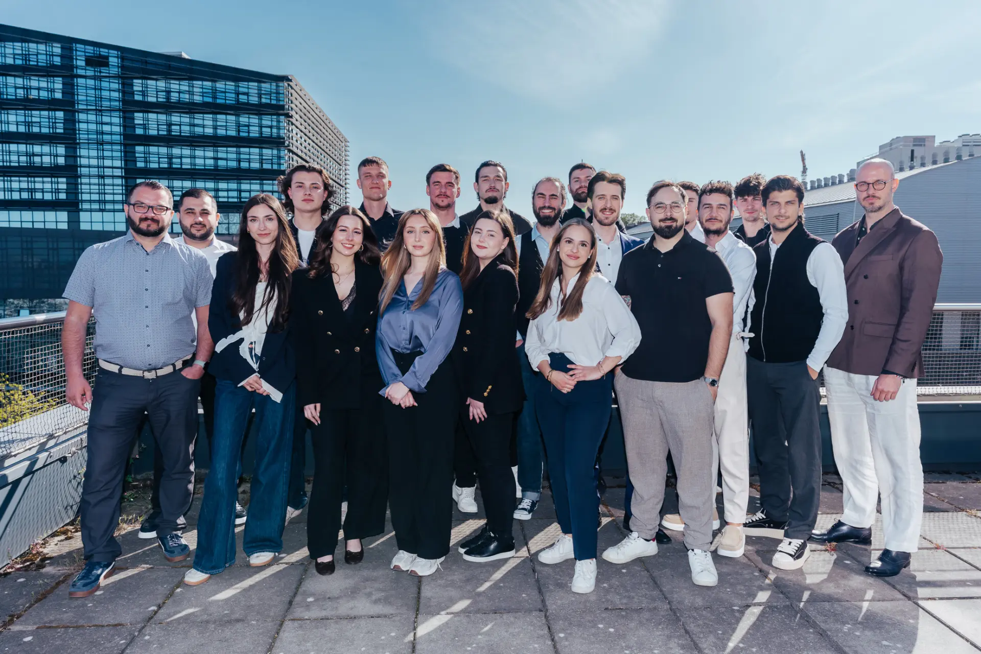 Das Team von AdVenture Marketing auf der Dachterrasse in Wien