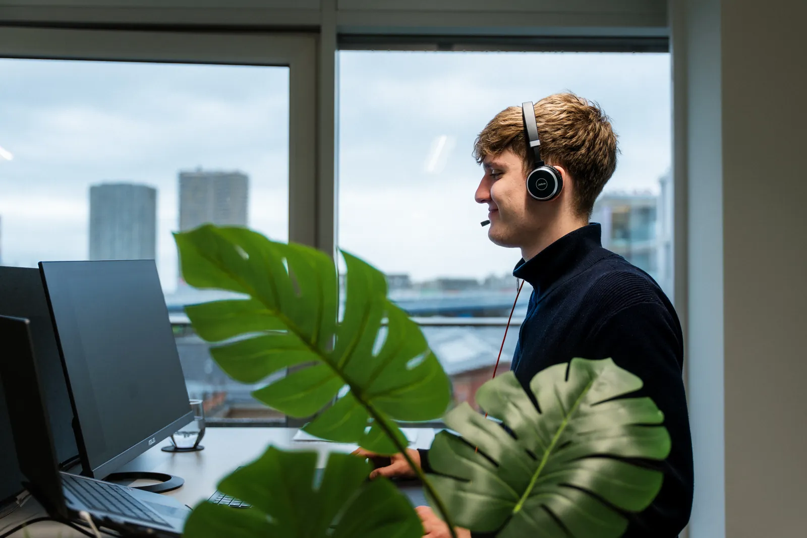 Media: Mediaplaner am Arbeitsplatz mit Headset