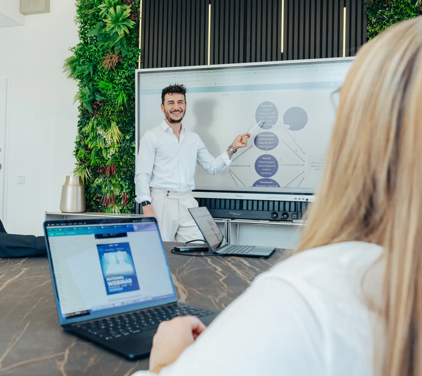 Präsentation im Besprechungsraum von AdVenture Marketing in Wien