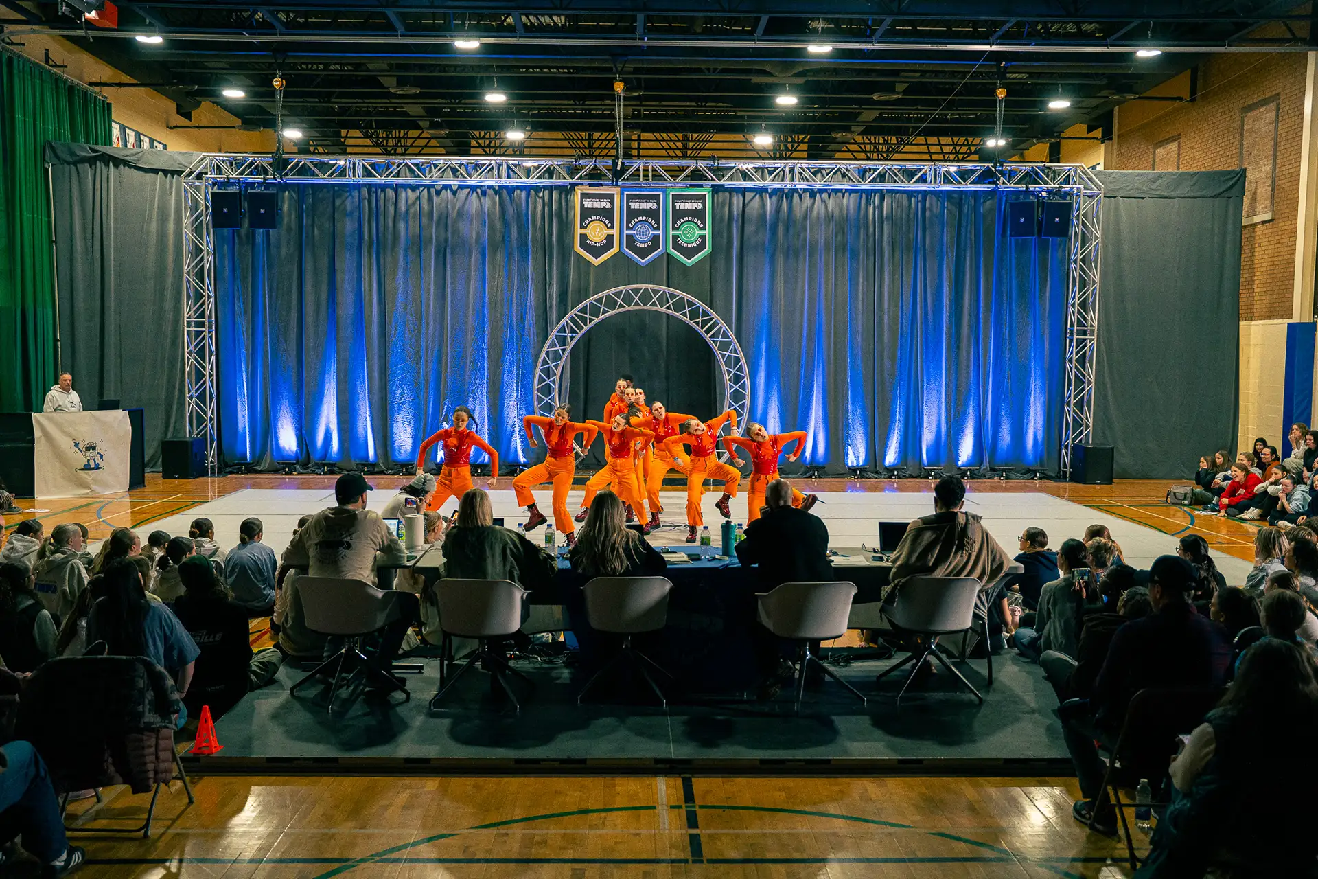 Les vêtements à l'effigie du Championnat de danse Tempo exposés sur place en 2025