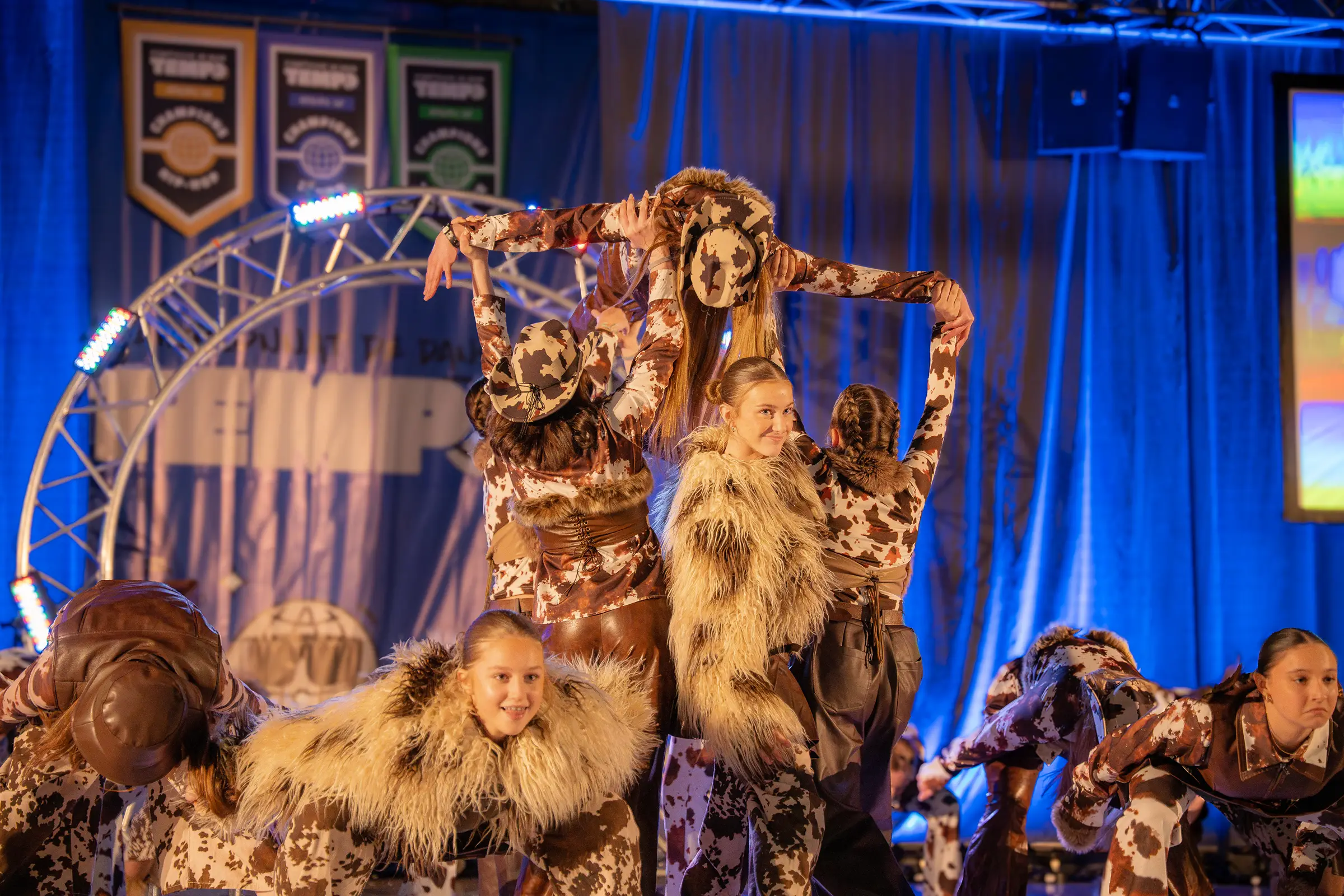 Une équipe en costumes texturés pendant sa prestation au Championnat de danse Tempo 2026