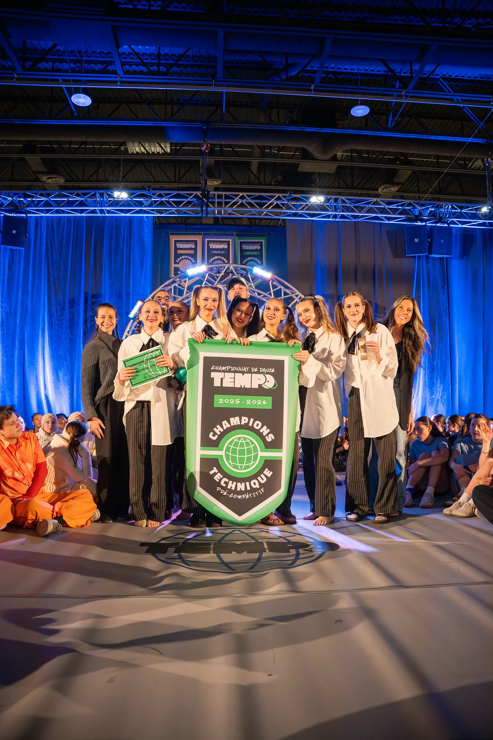 Remise de la bannière des champions sur le plancher de danse du Championnat de danse Tempo 2026, à Granby