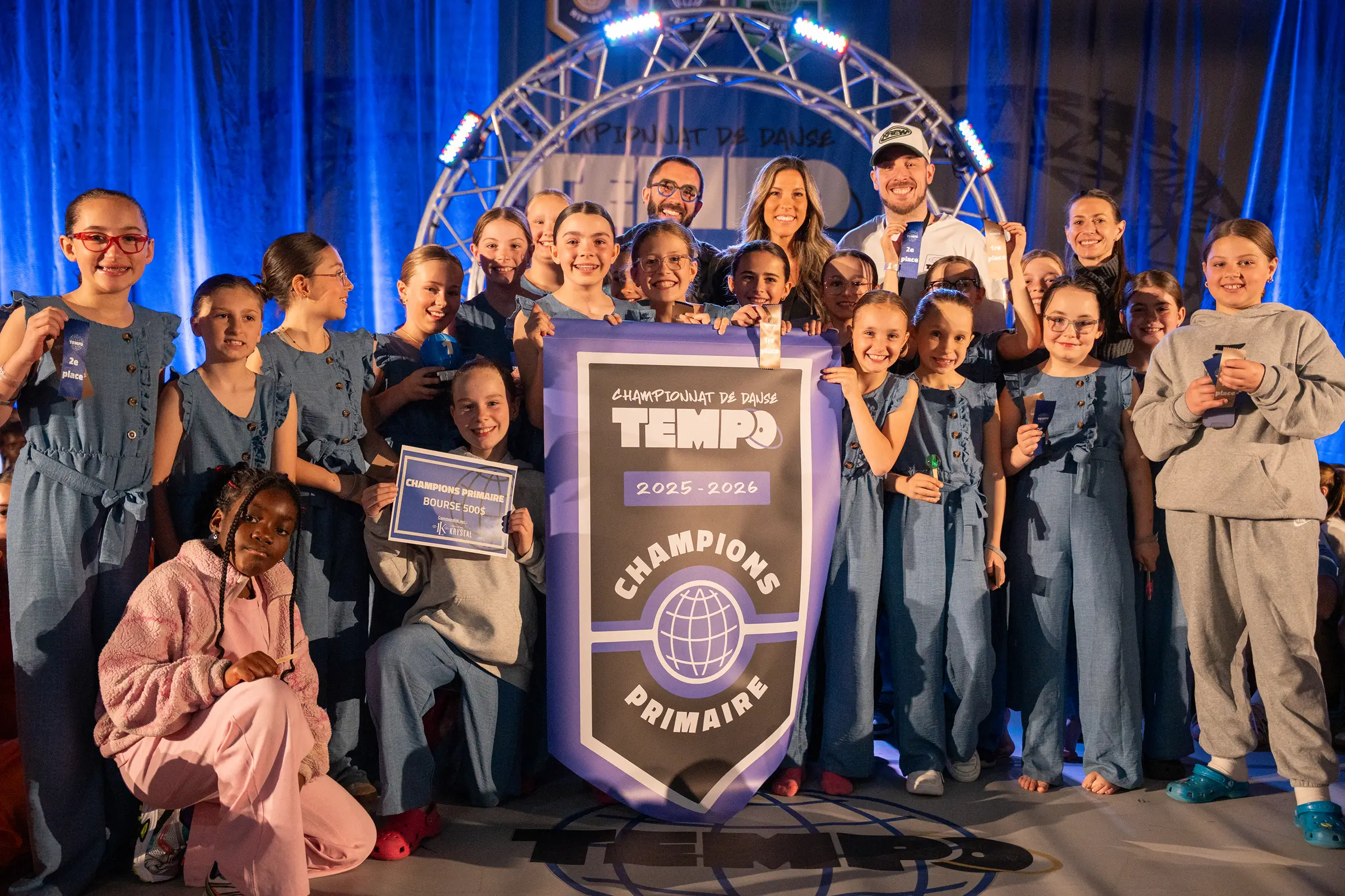 Les danseuses championnes de la catégorie primaire brandissent leur bannière au Championnat de danse Tempo 2026
