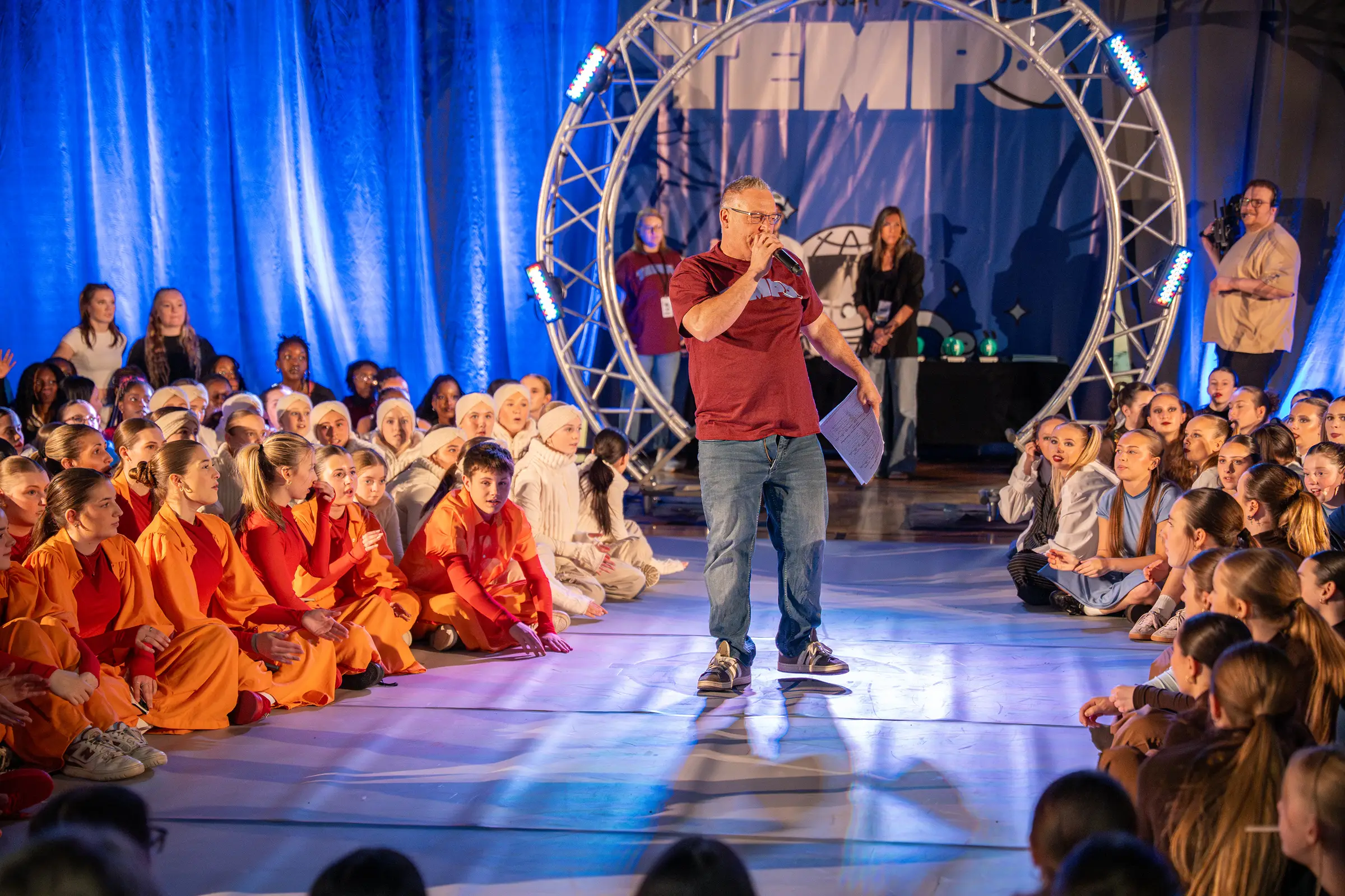 L'animateur s'adresse aux équipes réunies sur le plancher du Championnat de danse Tempo 2026, à Granby