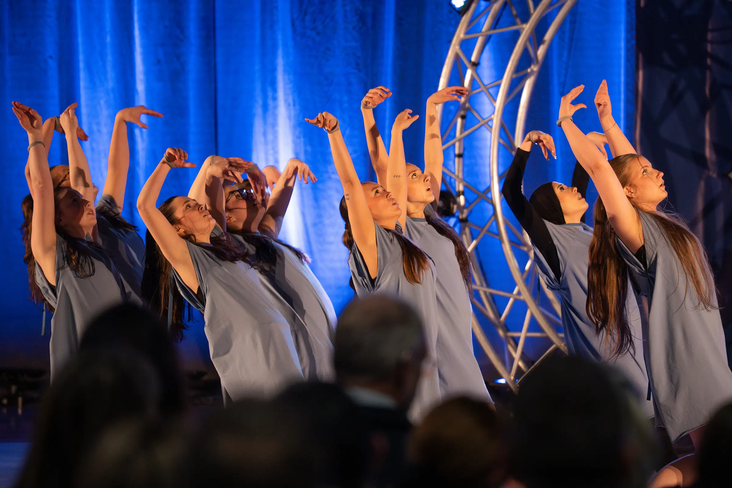 Des danseuses lèvent les bras à l'unisson pendant leur prestation au Championnat de danse Tempo 2026