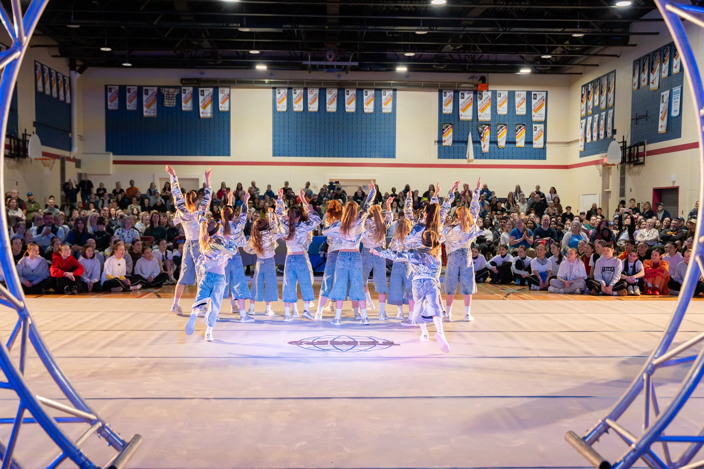 Vue d'ensemble d'une équipe en prestation devant les gradins du Championnat de danse Tempo 2026, à Granby
