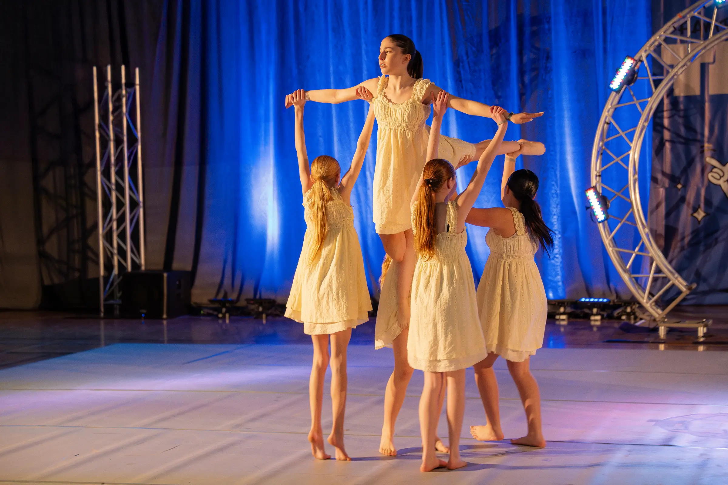 Une danseuse portée par ses coéquipières pendant leur chorégraphie au Championnat de danse Tempo 2026
