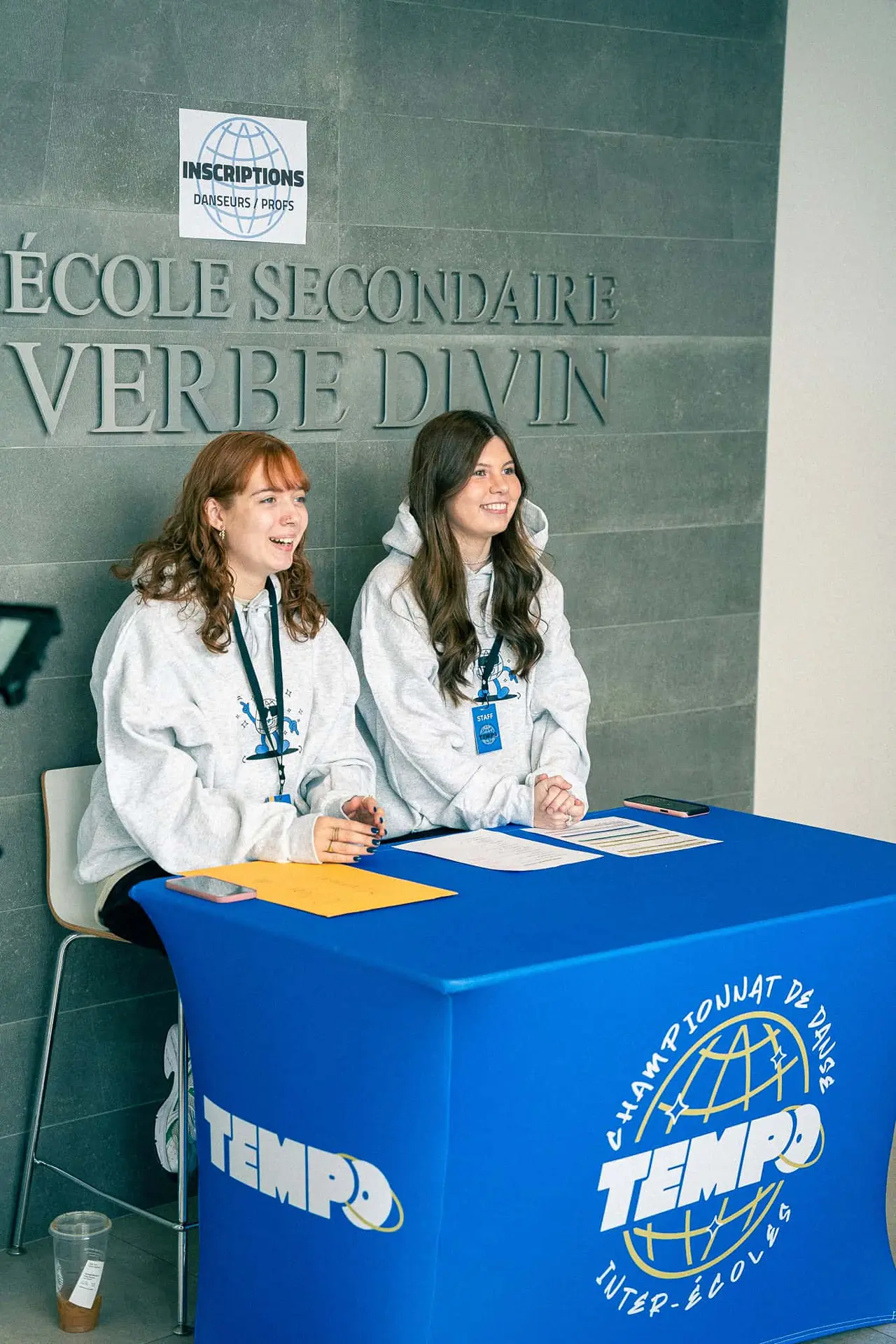Table d'inscription des danseurs et des profs à l'École secondaire du Verbe-Divin, en 2024