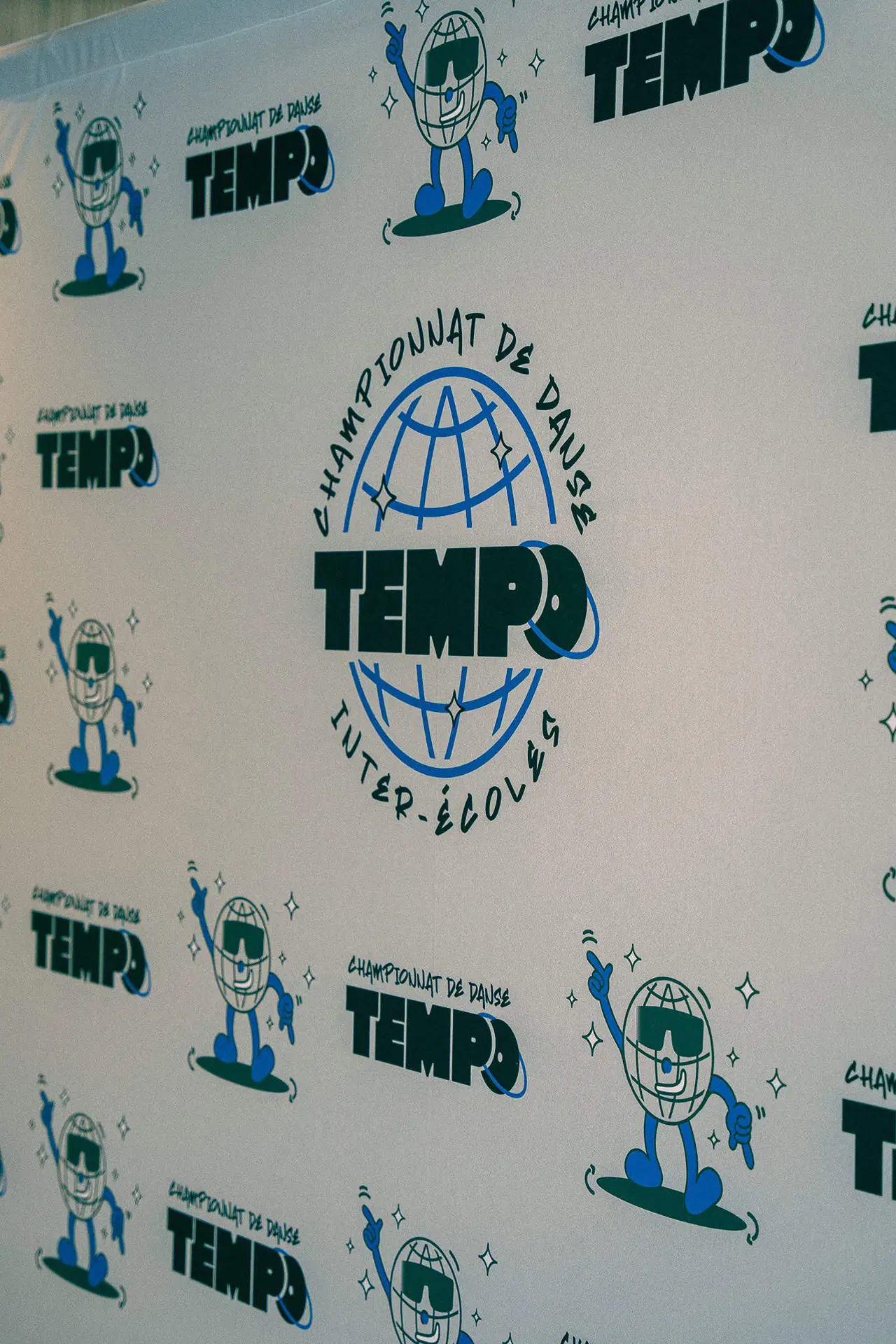 Mur photo aux logos du Championnat interscolaire de danse Tempo 2024