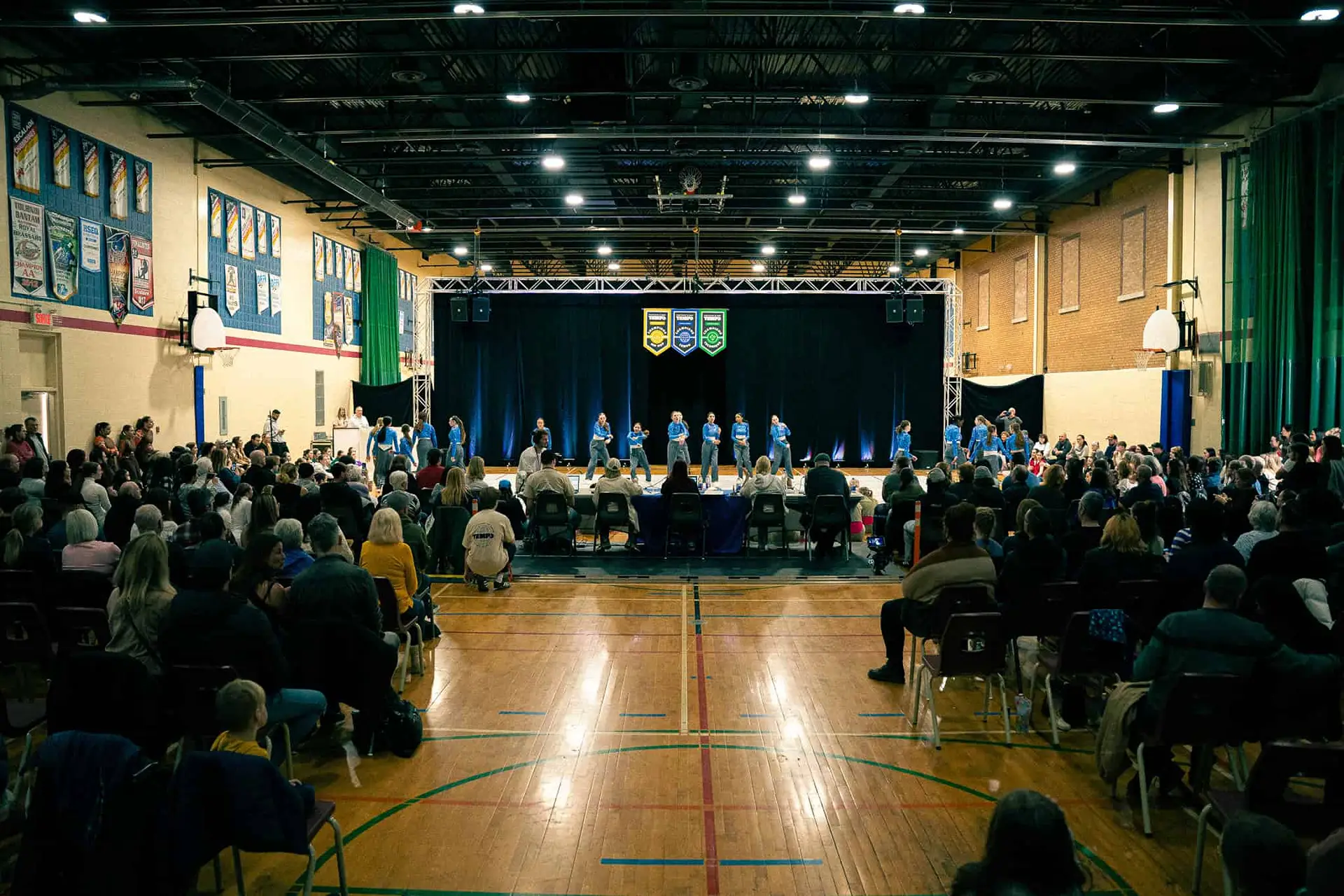 Le gymnase de l'École secondaire du Verbe-Divin rempli de spectateurs pendant le Championnat Tempo 2024