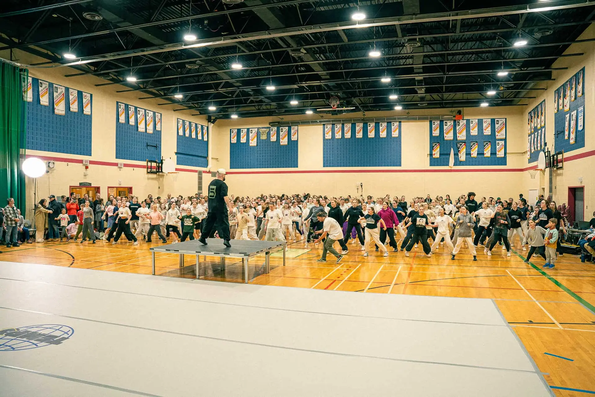 Des centaines de danseurs suivent l'animateur pendant le workshop gratuit du Championnat Tempo 2024