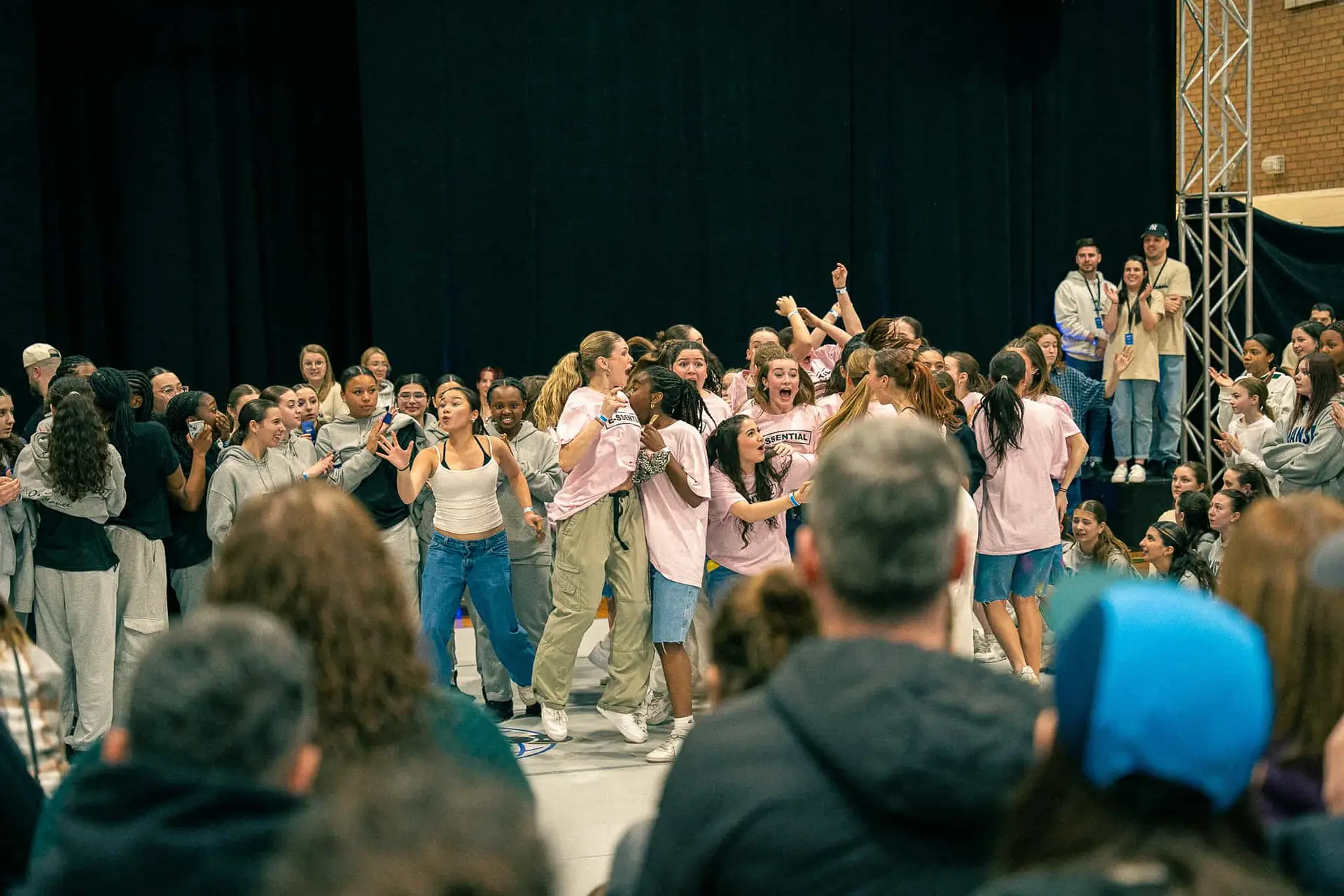 Explosion de joie parmi les danseuses à l'annonce des résultats du Championnat Tempo 2024
