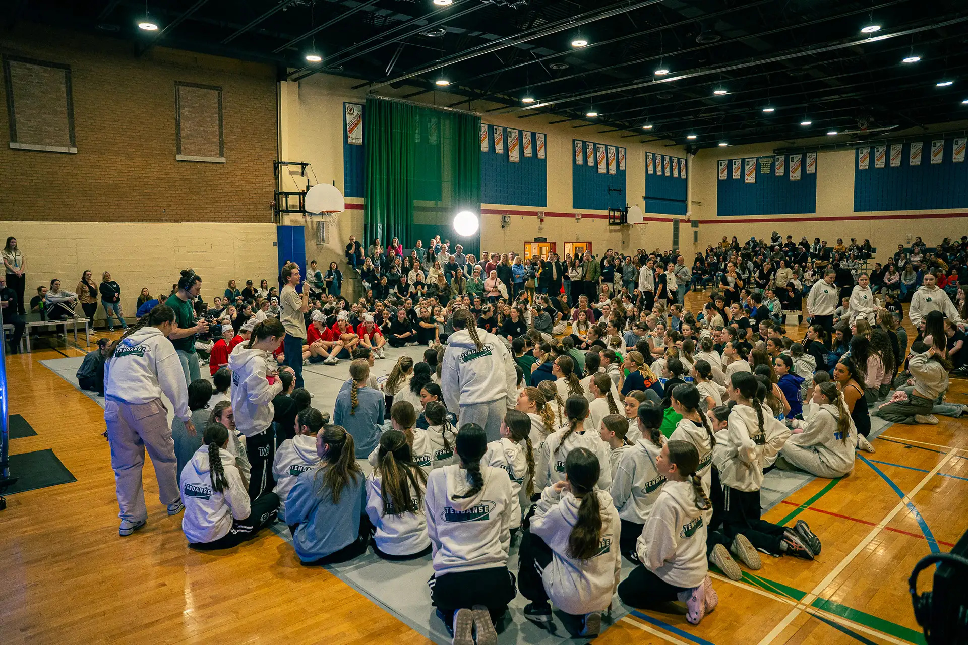 Des centaines de danseurs réunis au sol dans le gymnase pendant le Championnat Tempo 2025