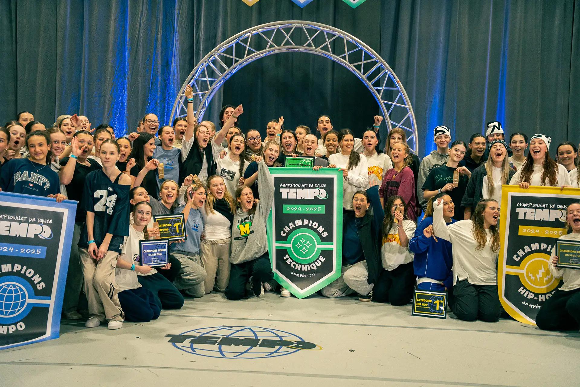 Les équipes championnes de la section compétitive réunies avec les trois bannières du Championnat Tempo 2025