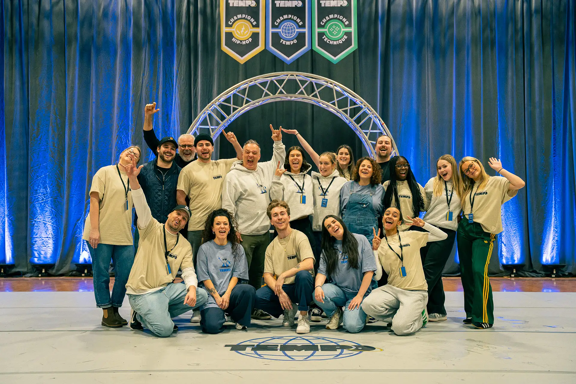 L'équipe organisatrice du Championnat de danse Tempo 2025 pose devant les bannières