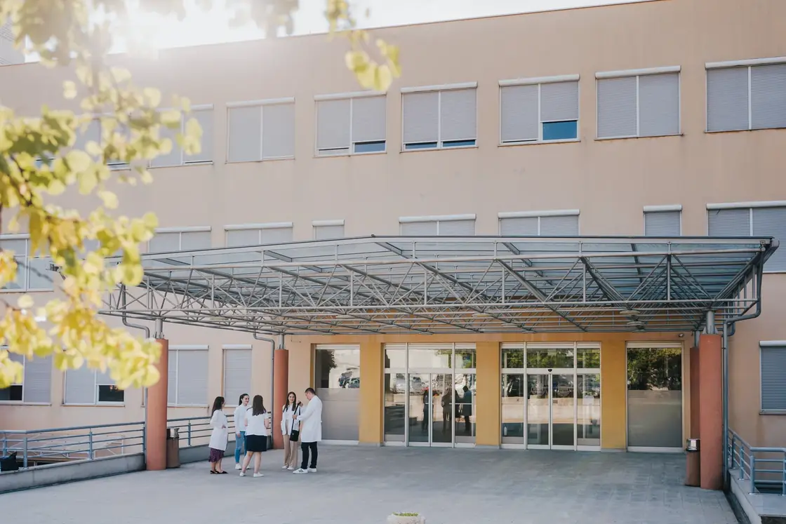 Campus-Eingang der University of Mostar