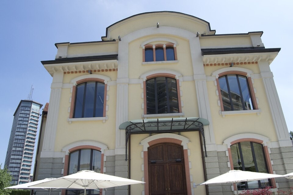 The building at Via Gaetano de Castillia 28, home to Ratanà. Archive photograph, June 2012.