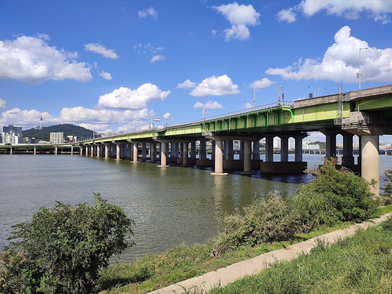 Hannam Bridge crossing the Han River, with the city and Namsan visible in the distance.