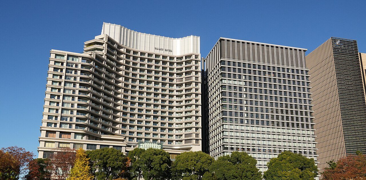 Palace Hotel Tokyo, at left, and the adjacent Nippon Life Marunouchi Garden Tower, viewed from Wadakura Fountain Park; cropped to the architecture.