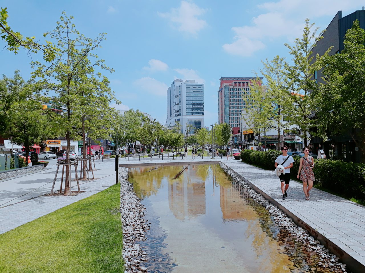 The Yeonnam section of the former railway park and surrounding streets in daylight, photographed on 15 July 2018.