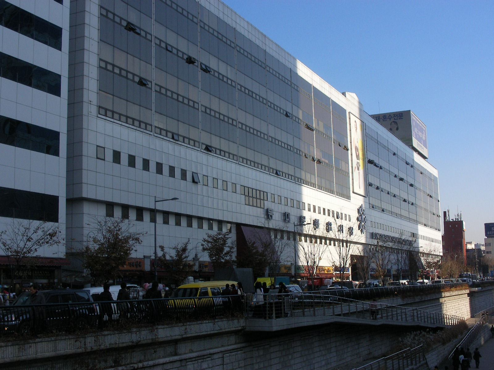 Dongdaemun Market building alongside Cheonggyecheon in a daytime archive photograph from 2007; not the featured restaurant.