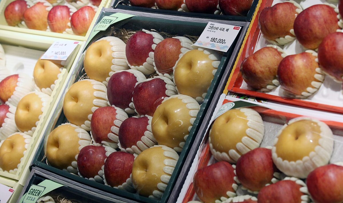 Gift boxes of individually protected apples and pears at Shinsegae Main before Chuseok in 2014.