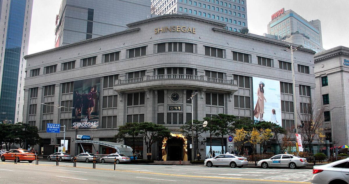 The former Mitsukoshi department-store building at Shinsegae Main, photographed from Namdaemun-ro in 2014.
