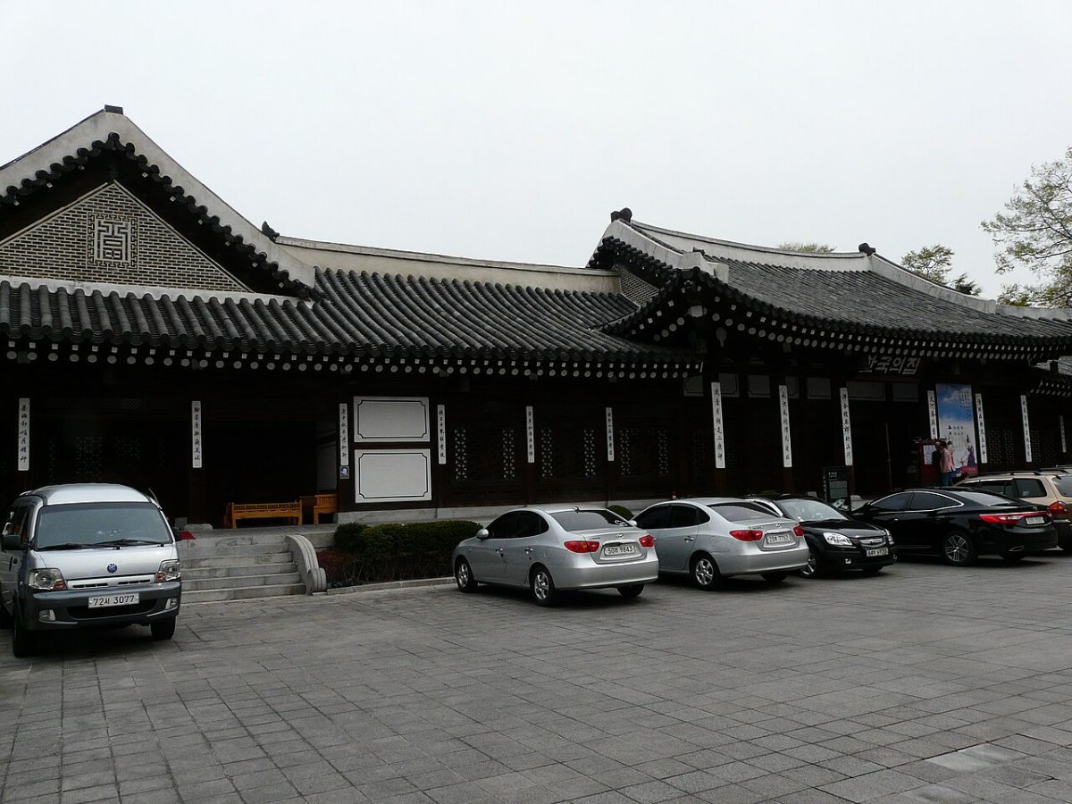 Korea House’s tiled-roof frontage and forecourt in April 2015, before its later renovation.
