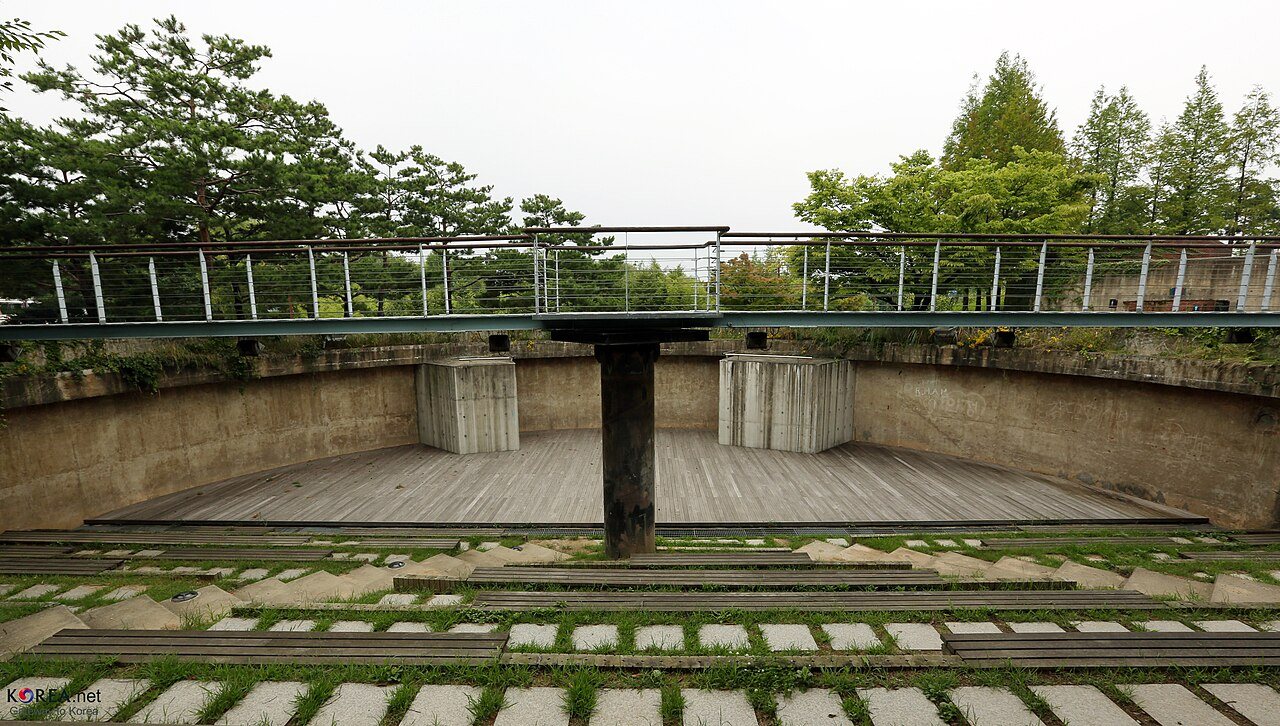 A semicircular seating area, concrete walls and an elevated walkway within Seonyudo Park, photographed in 2014.