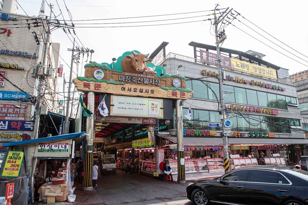 Entrance to the Majang-dong livestock-products market, with its sign and a cattle-head sculpture.