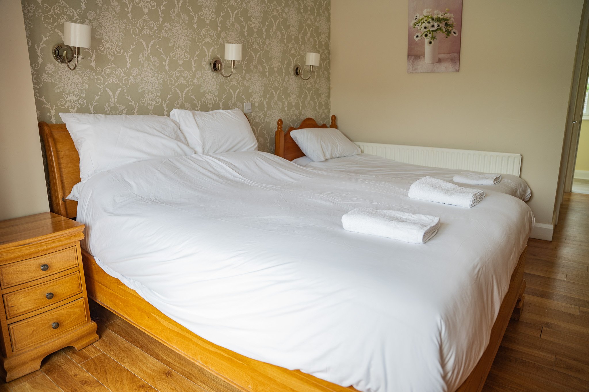 Guest bedroom with private en suite bathroom at The Briers