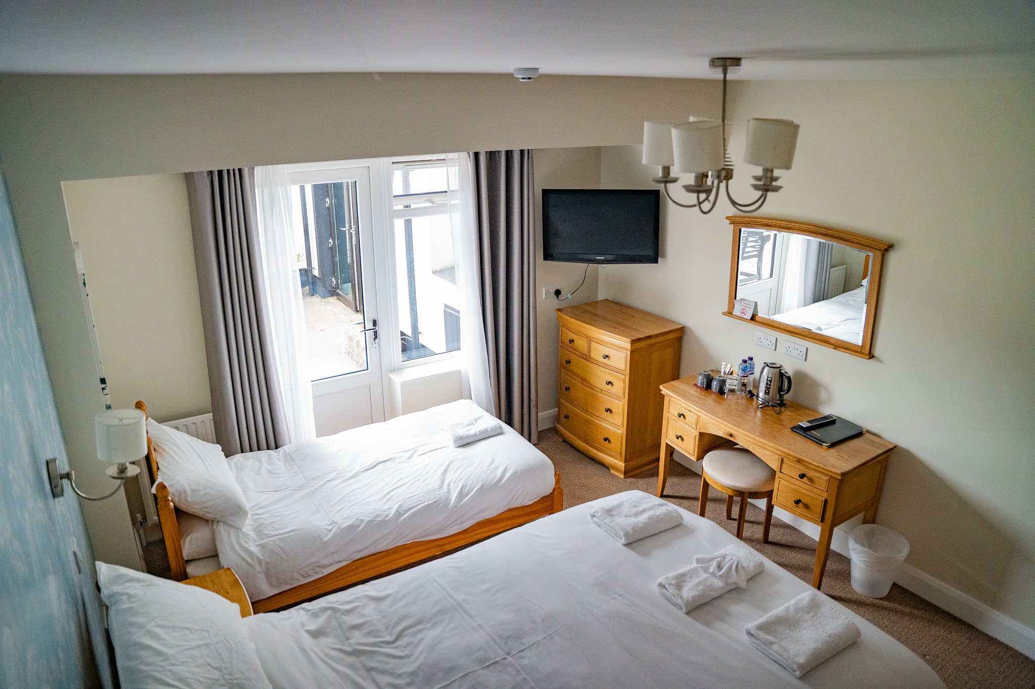 Guest bedroom with private en suite bathroom at The Briers