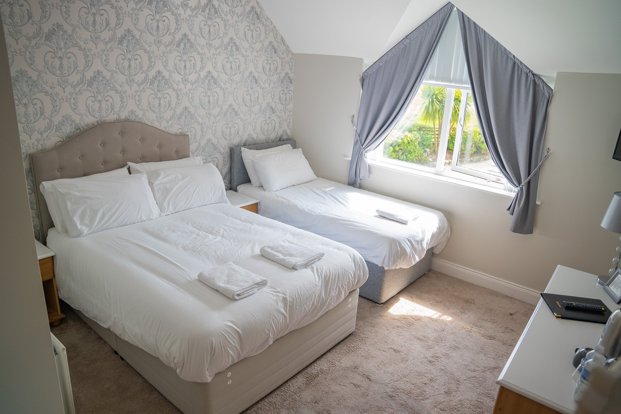 Guest bedroom with private en suite bathroom at The Briers