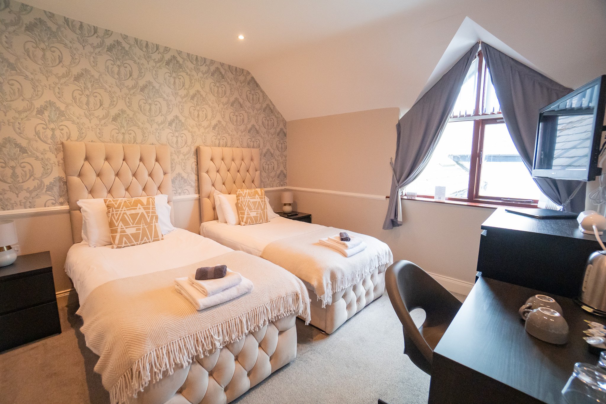 Guest bedroom with private en suite bathroom at The Briers