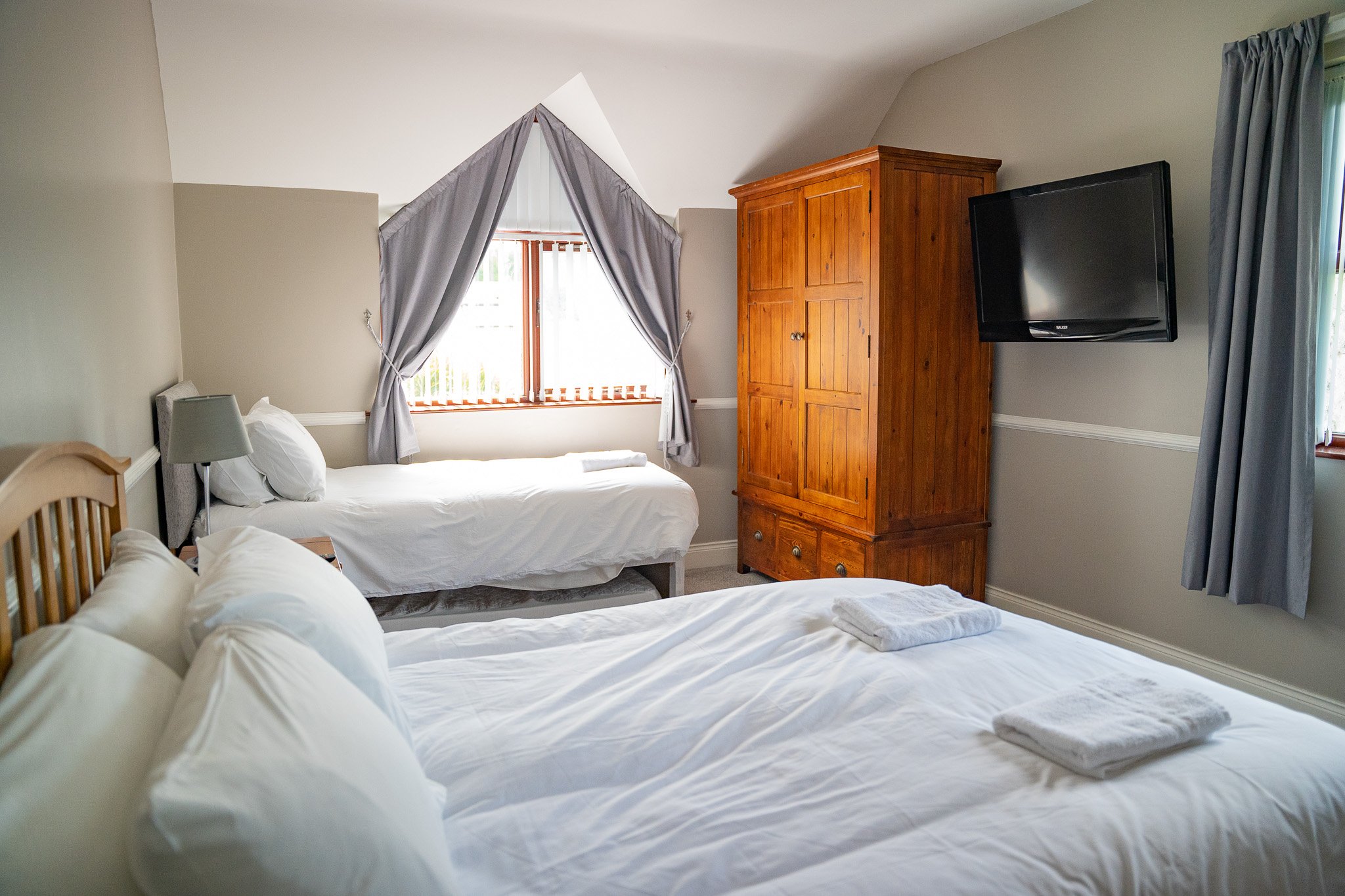 Guest bedroom with private en suite bathroom at The Briers