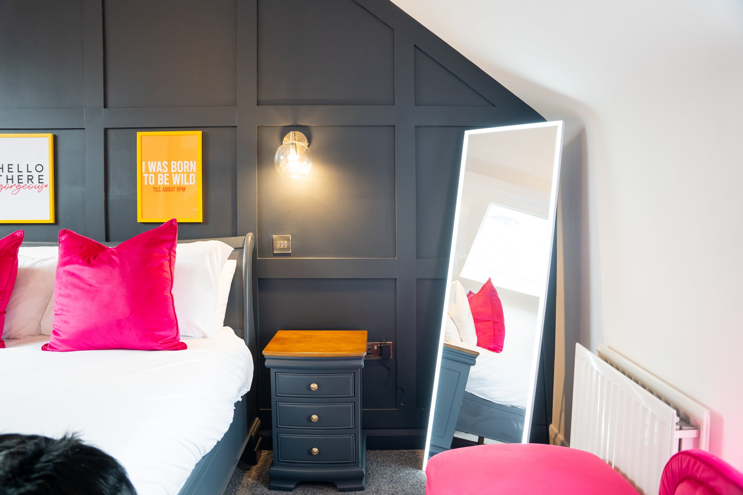 Guest bedroom with private en suite bathroom at The Briers