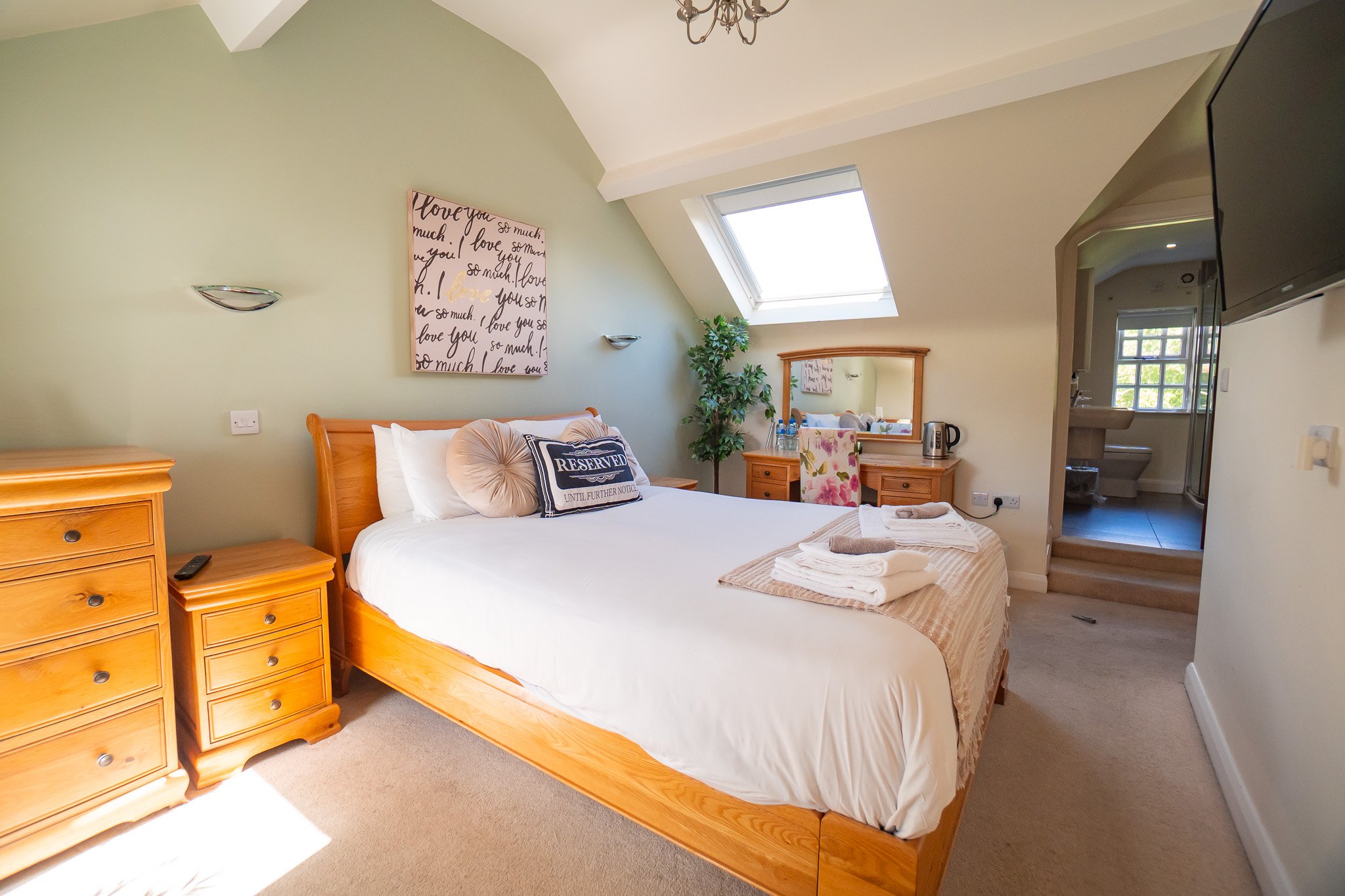 Guest bedroom with private en suite bathroom at The Briers