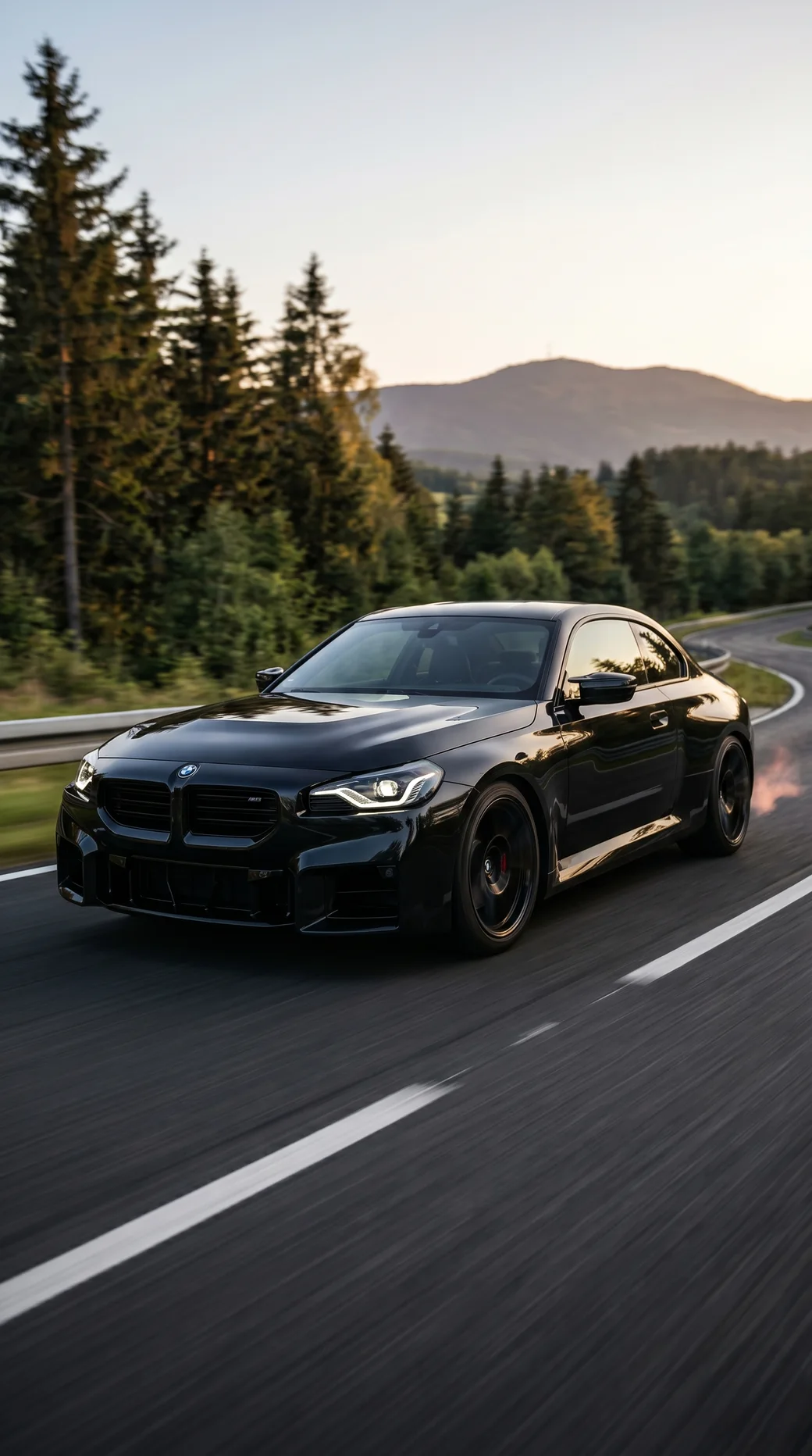 Schwarzer BMW M2 auf einer kurvigen Straße im Wald, mobile Hero-Ansicht