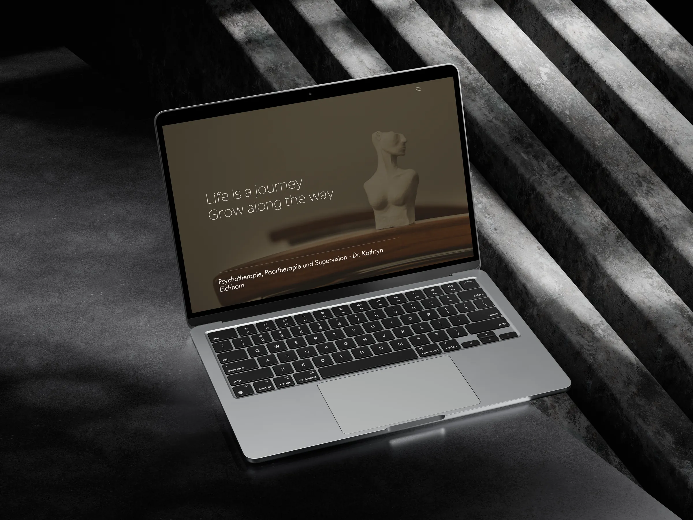 Website von Dr. Kathryn Eichhorn auf einem MacBook