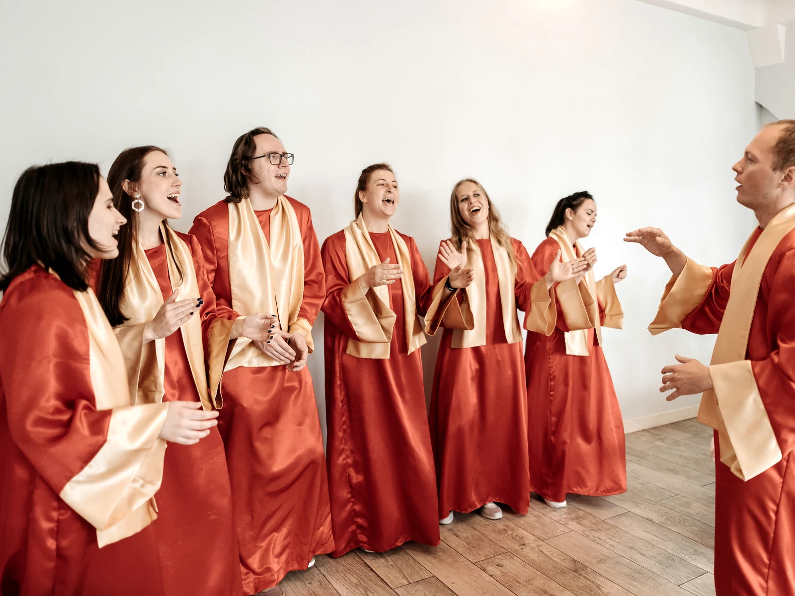 Content repurposing builds authority: a choir in matching robes singing the same song together