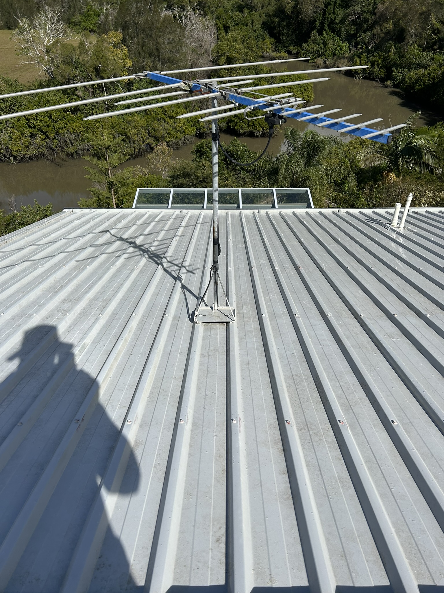 The same thirty year old Corinda roof after a full clean