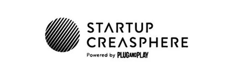 Logo for Startup Creasphere with a black circle featuring diagonal lines on the left, and the text 'STARTUP CREASPHERE Powered by PLUG AND PLAY' on the right.
