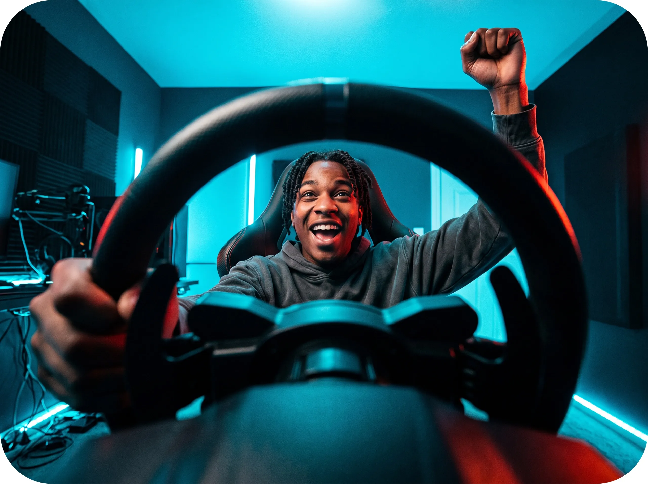 Jeune homme jouant à un jeu de course.