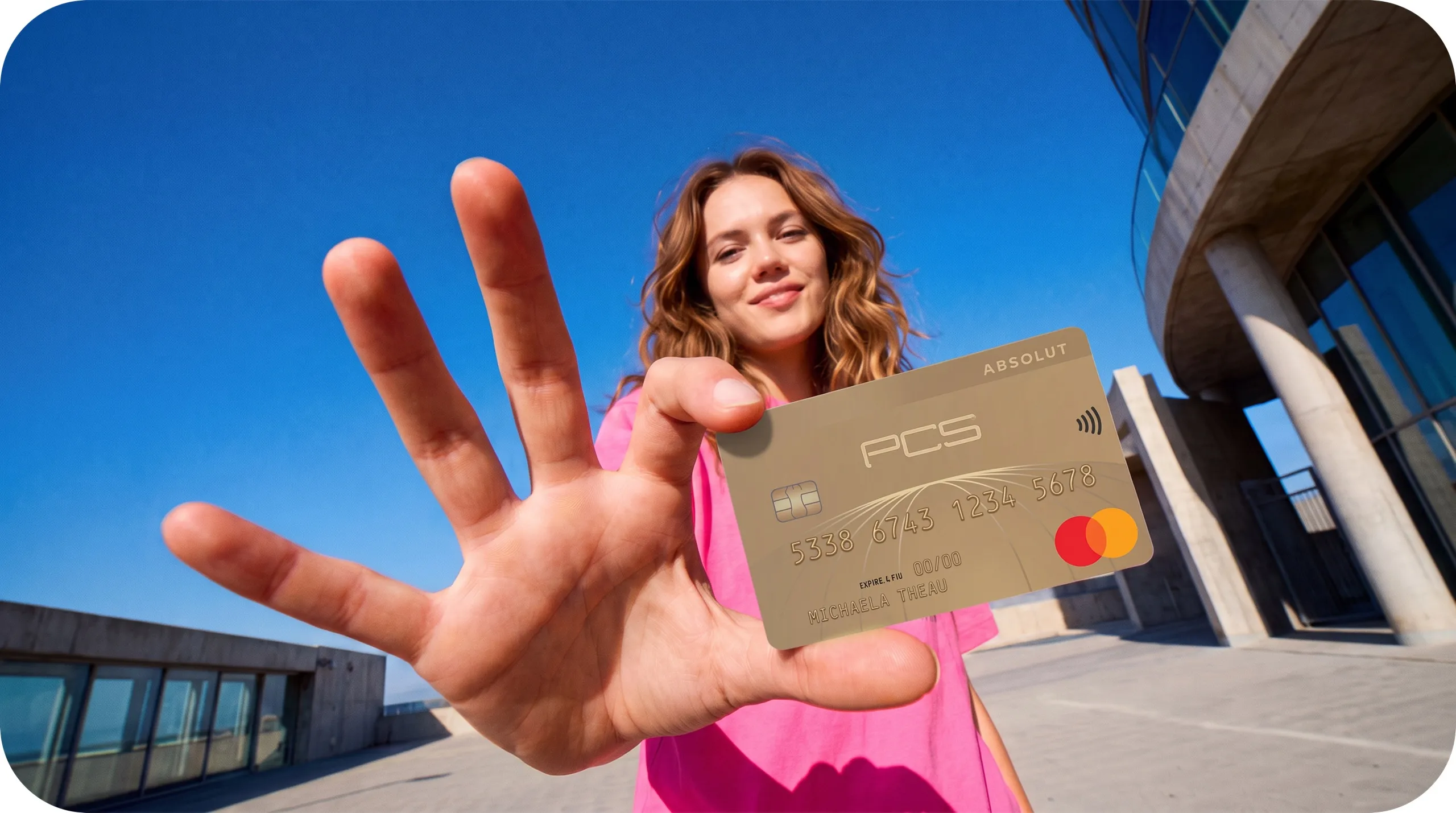 Jeune femme montrant sa carte PCS.