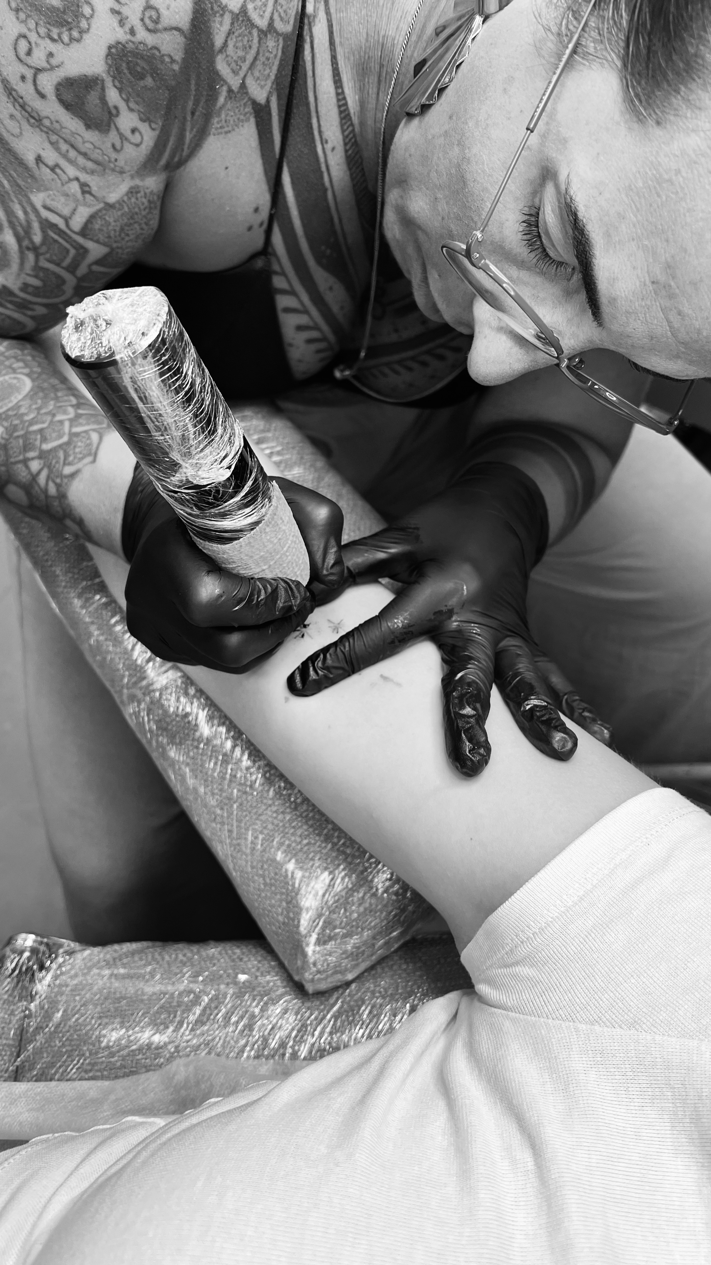 Ana Maria Soromenho a fazer uma tatuagem holística no AMAS Estúdio