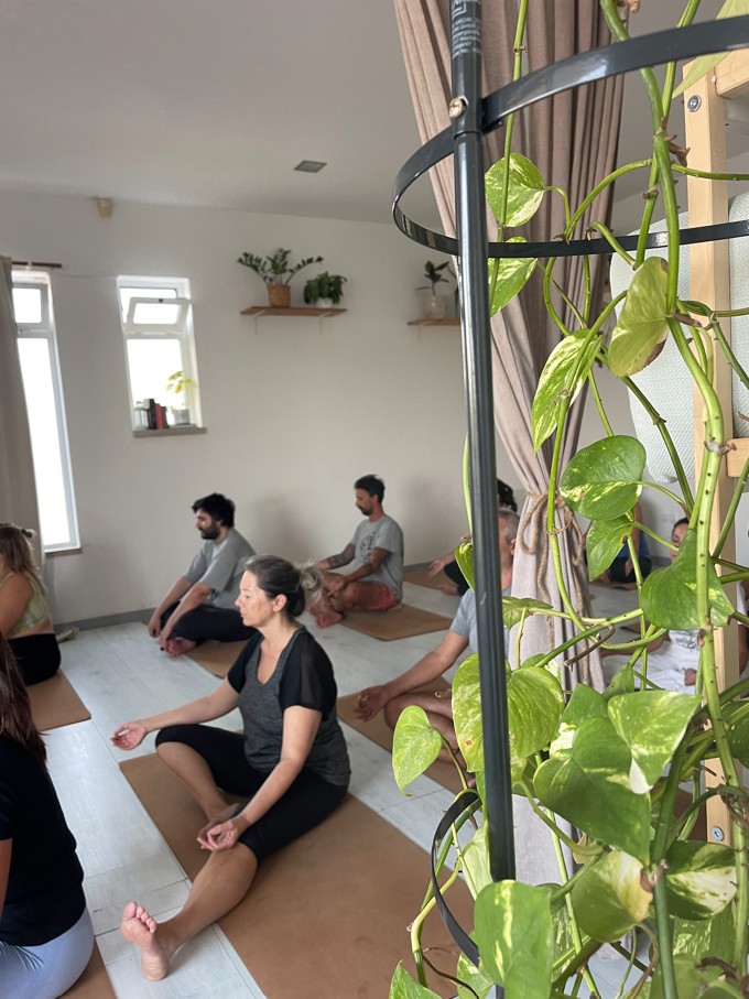 Aula de yoga no AMAS Estúdio, Aldeia do Meco