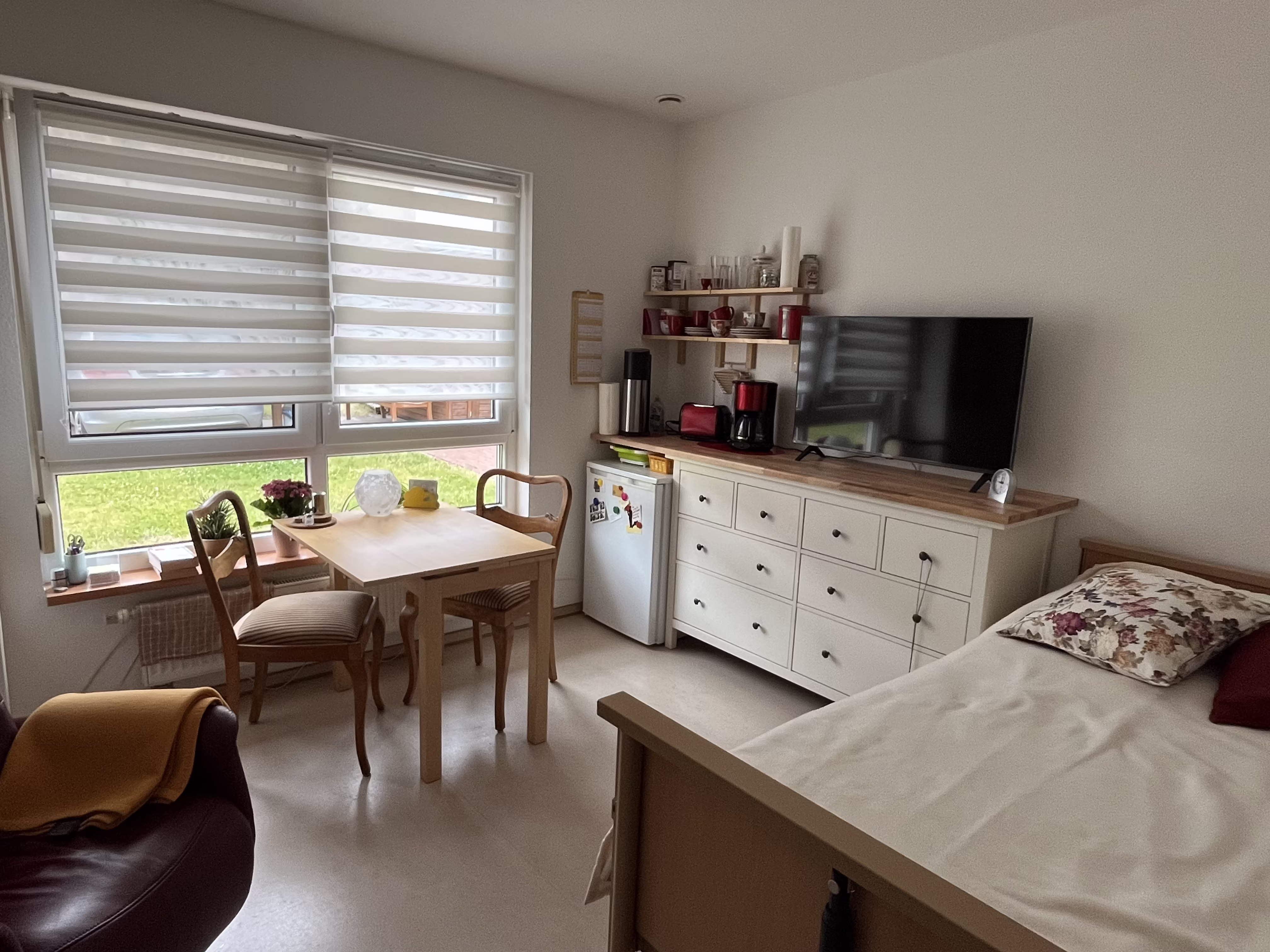 Apartment im Betreuten Wohnen Plus mit eigenem Essplatz am Fenster, Kommode, Fernseher und Bett