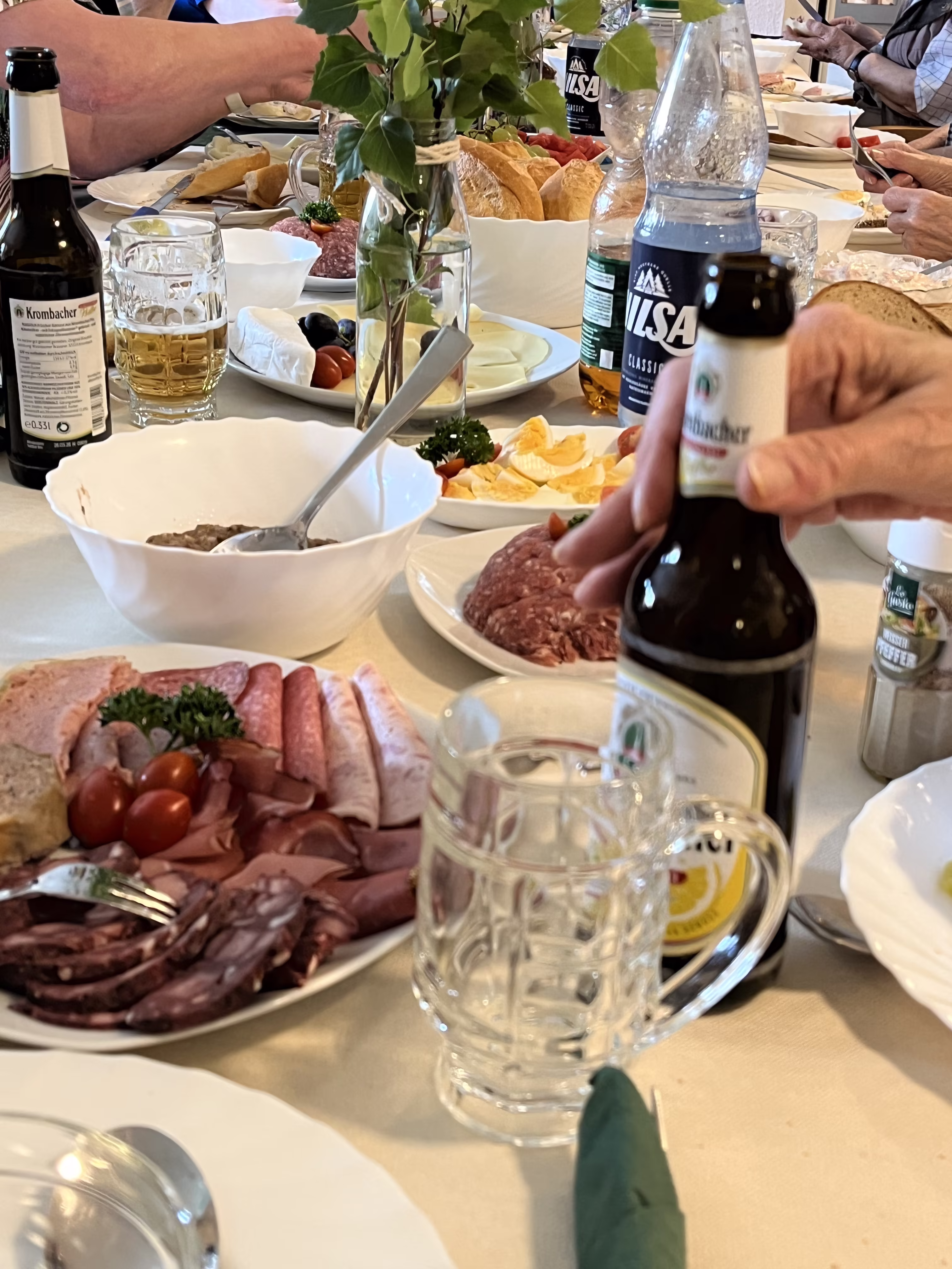 Lange gedeckte Tafel beim Grillabend im Seniorenzentrum mit Wurst- und Käseplatten
