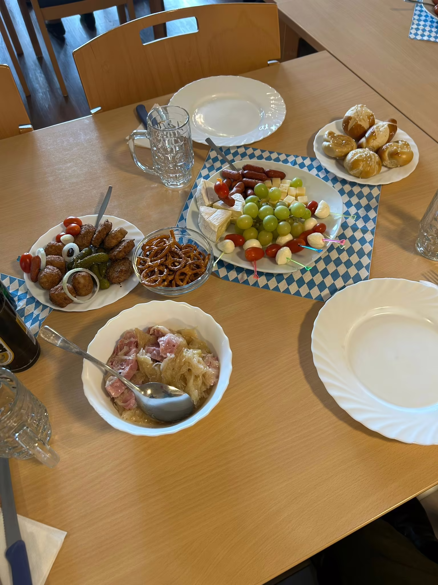 Gedeckter Tisch mit Brezeln, Obazda und Fingerfood zum Oktoberfest im Seniorenzentrum